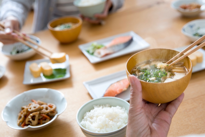 食卓で朝食を食べている様子